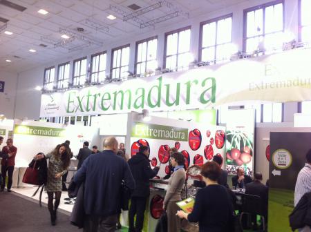 Empresas y cooperativas extremeñas exponen sus productos en la Feria Internacional Fruit Logistica de Berlín bajo el stand del GobEx